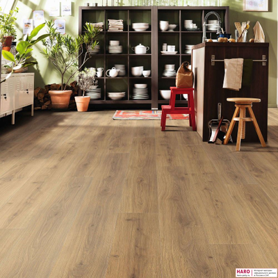 Декор ламината Haro Tritty 100 Gran Via Дуб Эмилия Медовый 538772 в интерьере комнаты