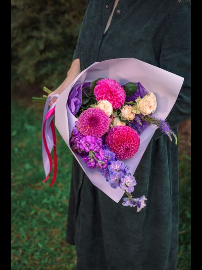 Букеты с георгинами и дельфиниумом