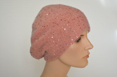 Ярко розовый вязаный берет для женщин