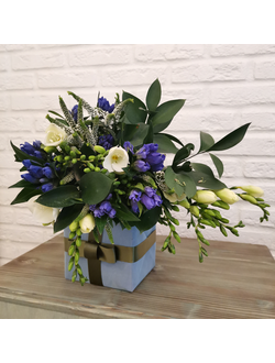 Букет с синими цветами и ароматной фрезией