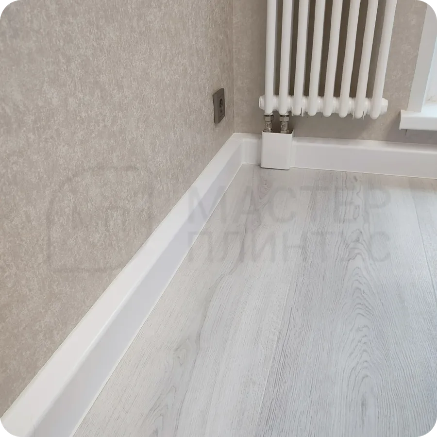 Идеальная стыковка плинтуса Aqua в углах — никаких зазоров и неровностей.