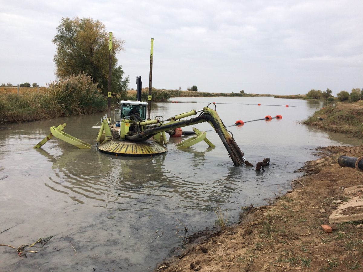 Дноуглубление реки. Удаление донных отложений. Очистка водоема 