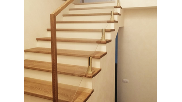 Лестница со стеклянным ограждением. Челябинская область