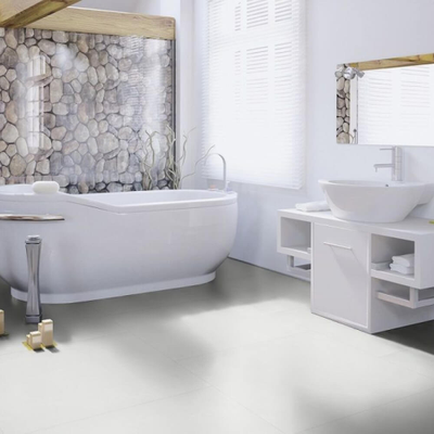 Виниловый пол Wineo 800 Tile L Solid White DB00102-3 в интерьере ванной
