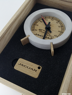 Часы настольные в подарочной коробке из дуба