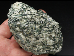 Актинолит в белом тальке, необработанный, дикий образец, Россия, Северный Кавказ, КЧР (95*65*49 мм, 335 г) №37774