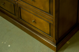 Комод с 9 выдвижными ящиками.