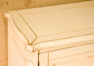 Двухстворчатый комод с 4 выдвижными ящиками.