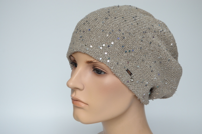 Бежевый головной убор с пайетками