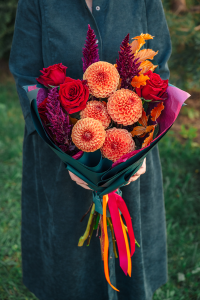 Букет с оранжевыми георгинами