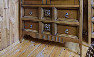 Шкаф для одежды двухстворчатый с ящиками и цветочным декором.