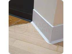 Плинтус ХДФ Dollken S100 100мм Х 2,575 м 1013/5012 Белый в интерьере 3