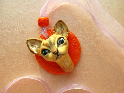 Котёнок Ахтай. Авторская подвеска-кошка (кулон с котёнком) из полимерной глины