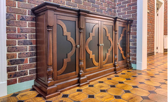 Комод винтажный резной с опорными столбами.