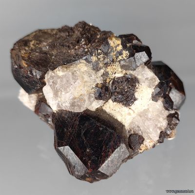 Альмандин (разн. гранат). Мадагаскар. 60*50*30мм