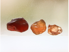 Гранат спессартин, необработанный, набор из 3 камней разных оттенков, Якутия (6-9 мм, 1,3 г) №13800