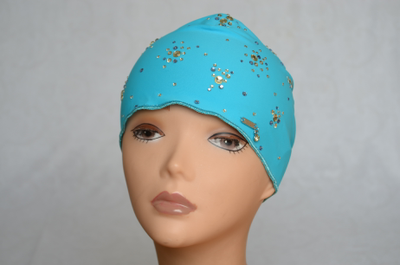 Голубая текстильная женская шапка с украшениями фото
