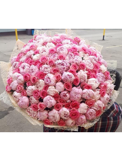 101 розовый пион и розы с упаковкой