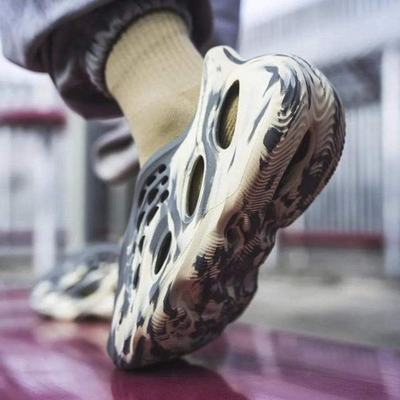 Yeezy store moon 5