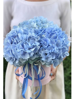 Шляпная коробка с голубой гортензией