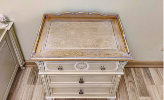 Тумба прикроватная с резным декором и на резных ножках.