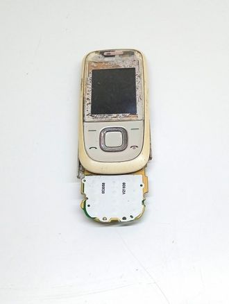 Неисправный телефон Nokia RM-392 (нет АКБ,  нет задней крышки, клавиатуры, части корпуса, не включается)