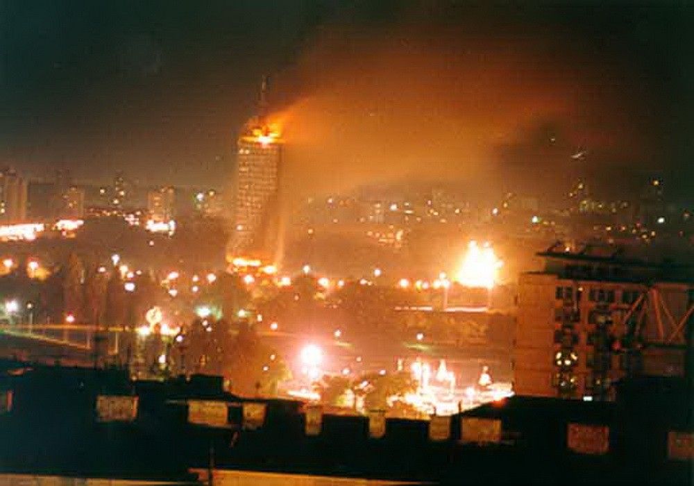 Бомбардировки НАТО Югославии. Горящее здание в Белграде, 1999 год. Фото: ruposters.ru