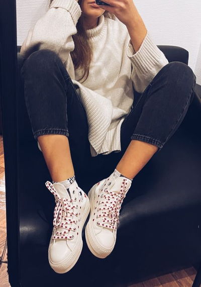 Как смотрятся на ногах Converse Chuck Taylor с сердечками A01599C