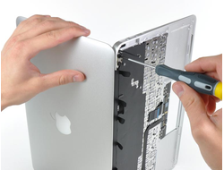 Замена петель на ноутбуке Apple