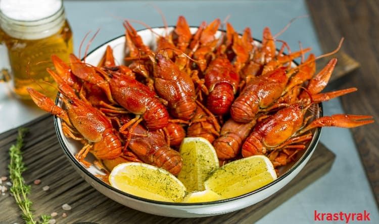 Вареные раки в миске с апельсинами