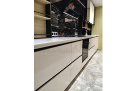 Кухня со столешницей из искусственного камня и профильной ручкой Gola