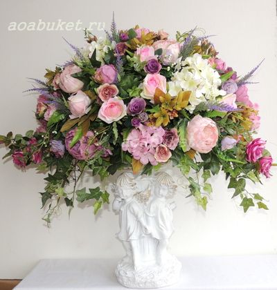 Композиция из искусственных цветов на статуэтке из двух Ангелочков № СА016/Купить в Москве