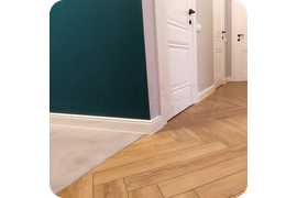 Монументальное решение: установка 80-миллиметрового плинтуса Dollken Hamburg Style в белом цвете - впечатляющее архитектурное решение для просторных помещений с высокими потолками.