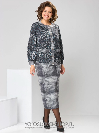 Стильный костюм в деловом стиле, состоящий из жакета и юбки