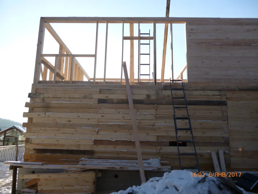 Рубка сруба на фундамент.
Сборка каркаса закрытой веранды и сборка каркаса второго этажа.