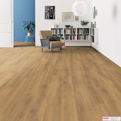 Декор ламината Haro Tritty 100 Дуб Эмилия Медовый 538692 в интерьере гостиной
