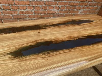 стол из эпоксидной смолы и карагача с двумя озерами