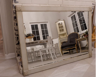 Зеркало горизонтальное с декором по углам.