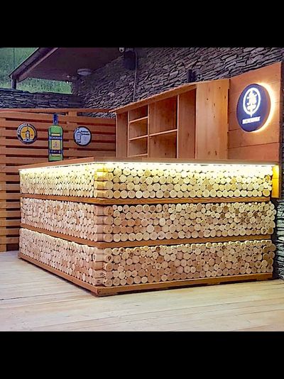 барная стойка из спилов дерева