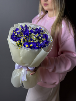 Букет из ирисов с ромашкой