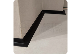 Универсальная отделка: монтаж эластичного плинтуса Dollken WLK 20 в черном цвете для создания безупречного интерьера.