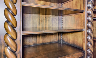 Встроенная резная гардеробная комната из массива дерева.