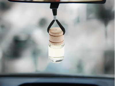 Ароматизатор в бутылке на открытке «23 февраля»