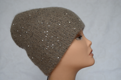 shapka-vyazanaya-zimnyaya-orekhovogo-tsveta-dlya-zhenschin-vizio