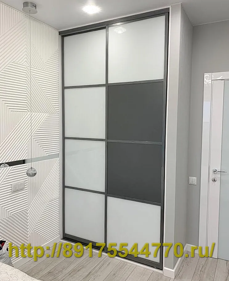 079 Встроенный шкаф-купе с горизонтальными разделителями.
Вставки дверей: 
- Стекло Лакобель /Lacobel/ 9001.
- ЛДСП Egger: Оникс Серый U960 ST9
