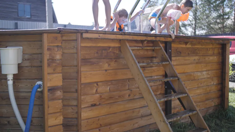 Бассейн "Баргузин" установлен на поверхности без бетонных работ, приобретен заказчиком в базовой комплектации и собран самостоятельно. 