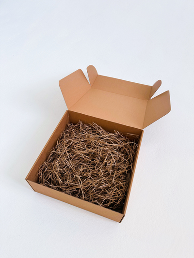 Большая подарочная коробка GILEV 37х37х14см с персиковой лентой и наполнителем крафт