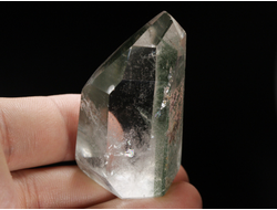 Кварц горный хрусталь с фантомами и хлоритом, кристалл полированный, Бразилия (52*29*25 мм, 52 г) №36859