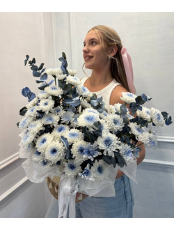 Корзина с кустовой хризантемой и эвкалиптом