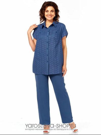 Лёгкий комплект-двойка, состоящий из брюк и рубашки из хлопка ришелье в синем цвете